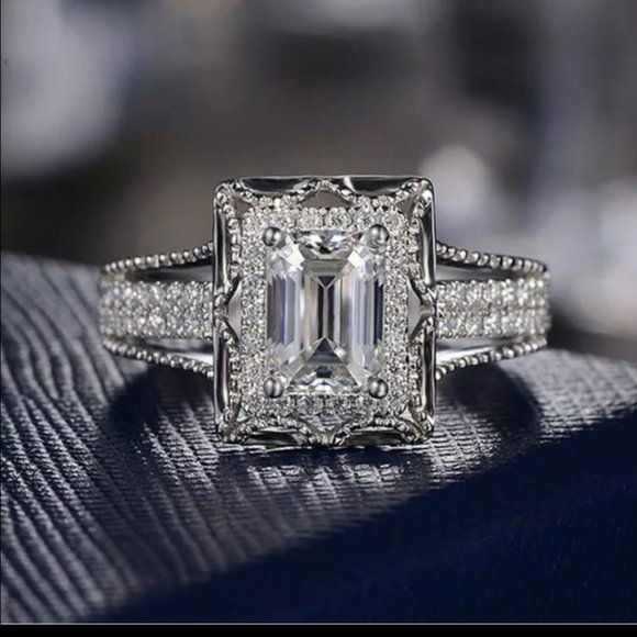 18K WHITE GOLD ROUND DIAMOND HALO RING - Picture 6 of 6